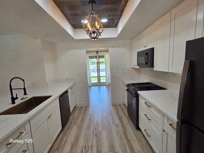 Foto del edificio - Large Four Bedroom with a Pool in Folsom