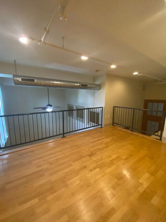 Building Photo - Beautiful 1 Bedroom Loft Apartment with Bo...