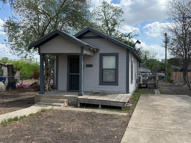 Renovated 2 Bed Home Near Downtown | Modern Updates + Great Location! - Renovated 2 Bed Home Near Downtown | Modern Updates + Great Location!