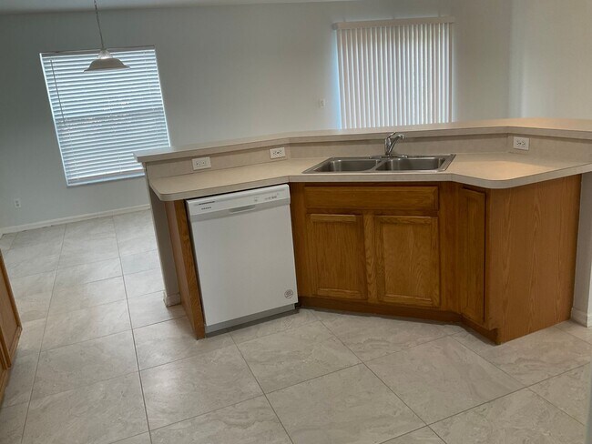 Building Photo - 3 BR 2 BA 2 CG in western PSL