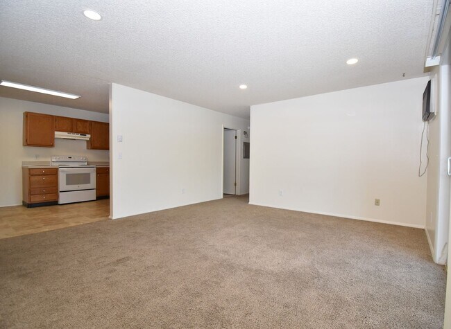 Building Photo - Top floor apartment! Close to MSU and downtown!