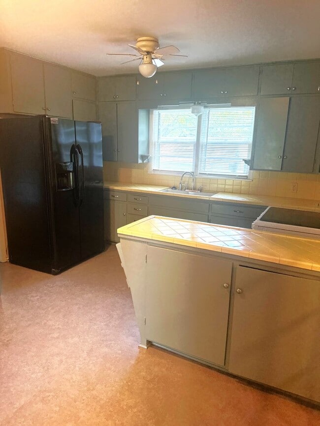 Building Photo - 3 Bedroom Cottage On Over Half Acre!