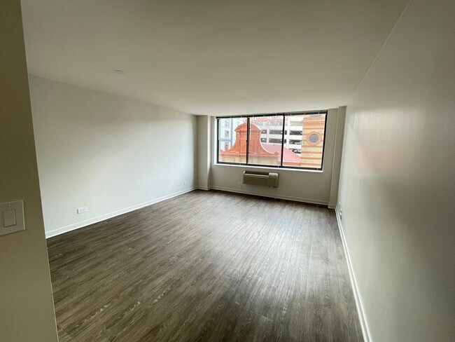 Foto del edificio - 325 W Illinois St