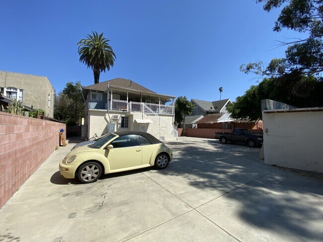 Foto del edificio - 2409 Raymond Ave