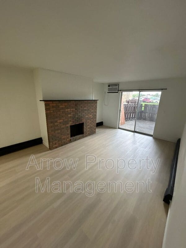 Building Photo - 215 E Arbor Ave