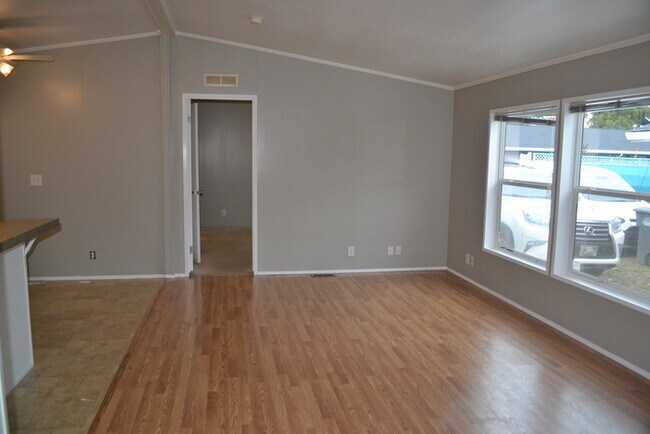 Foto del edificio - Open House 12/12 From 12-2pm! Beautiful Ho...