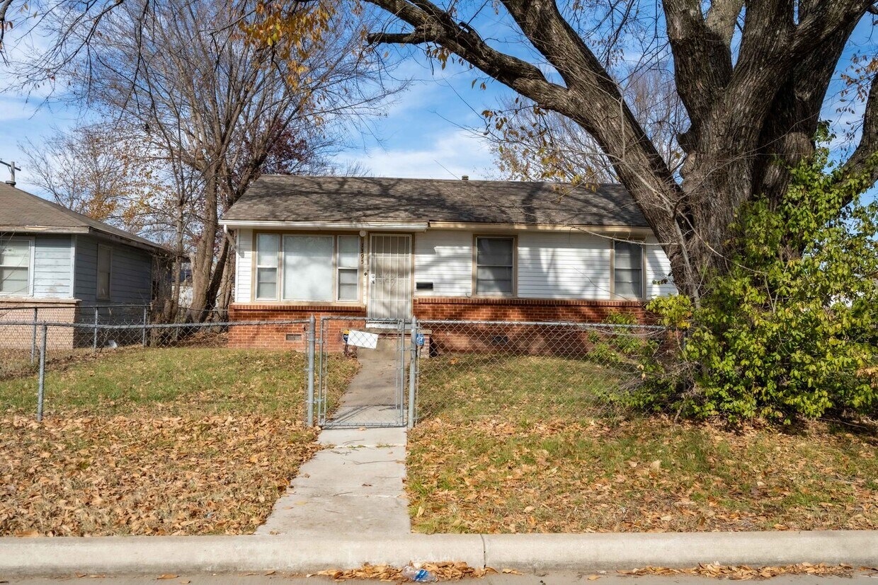 Primary Photo - 3 Bed 1 Bath House Available NOW. February...