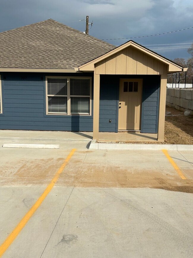 Building Photo - 707 W 12th St