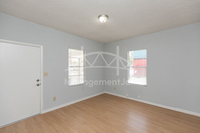 Building Photo - 622 E 63rd St