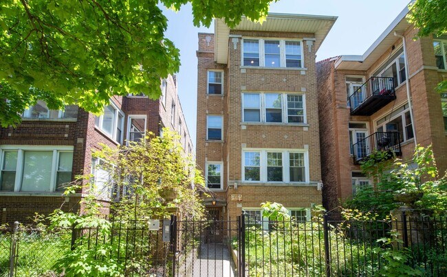 Building Photo - 4825 N Sawyer Ave