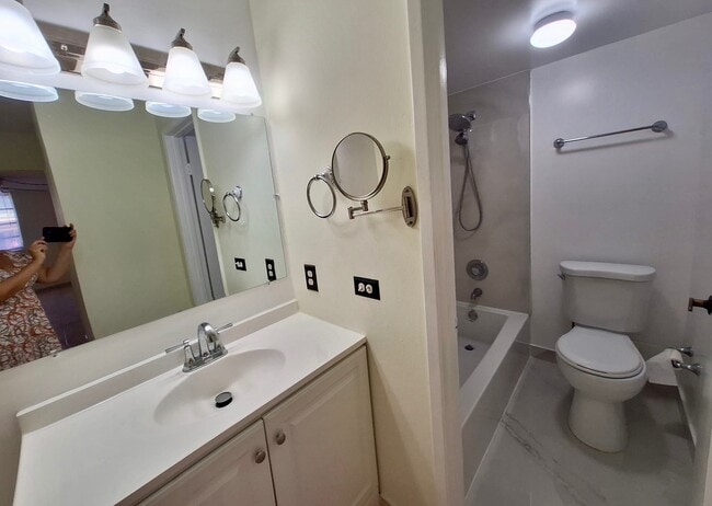 Building Photo - 8889 Fontainebleau Blvd