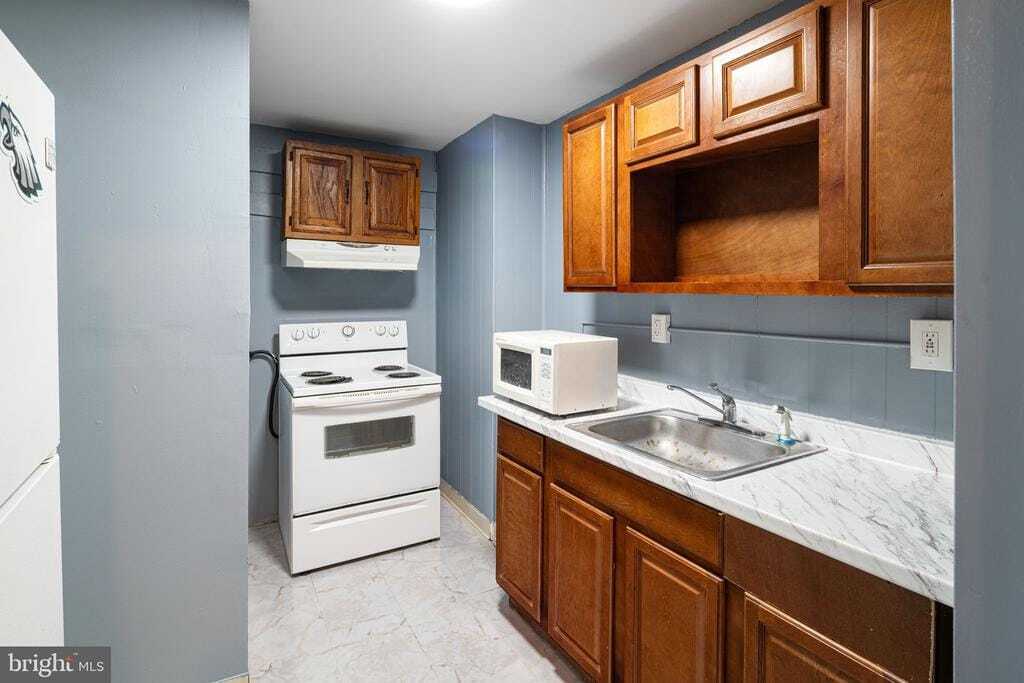 Building Photo - 886 N 66th St