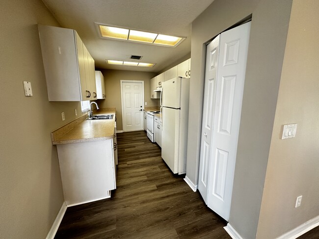 Building Photo - 9 Cedar Cir