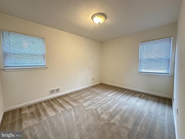 Building Photo - 2237 Highland Ave