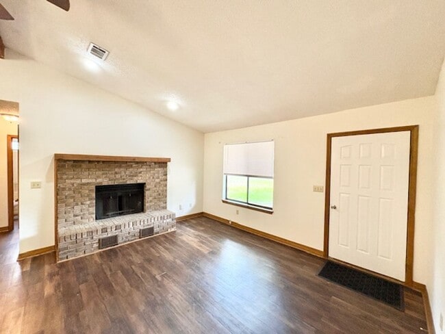 Building Photo - 912 Nutmeg Ave