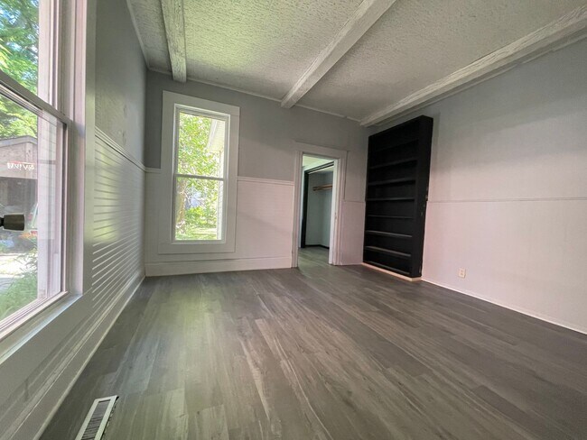 Building Photo - 541 W Vine St