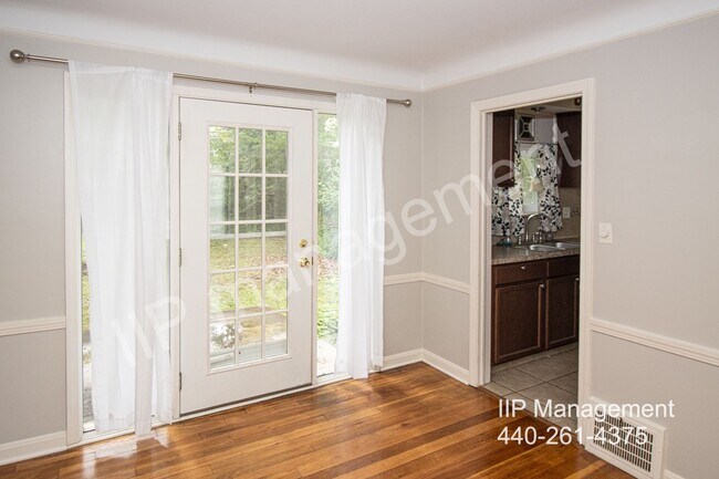 Building Photo - Classic Charming 3BD Colonial in S. Euclid!