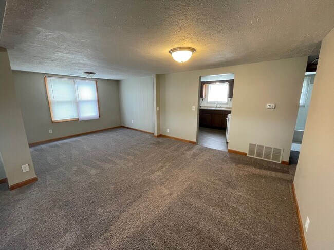Foto del edificio - Two Bedroom House with 1 Car Garage in Gre...