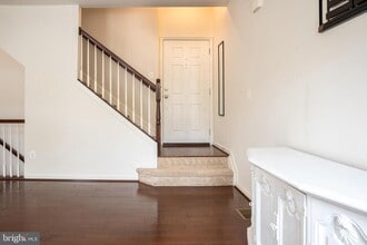 Building Photo - 42243 Canary Grass Square