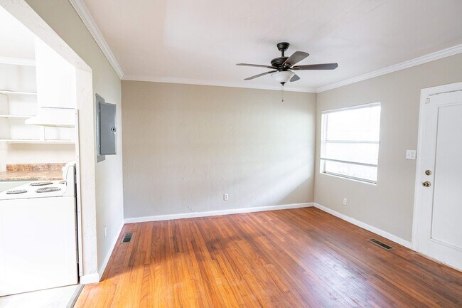 Foto del edificio - 2 Bedroom / 1 Full Bath - Newly Reno