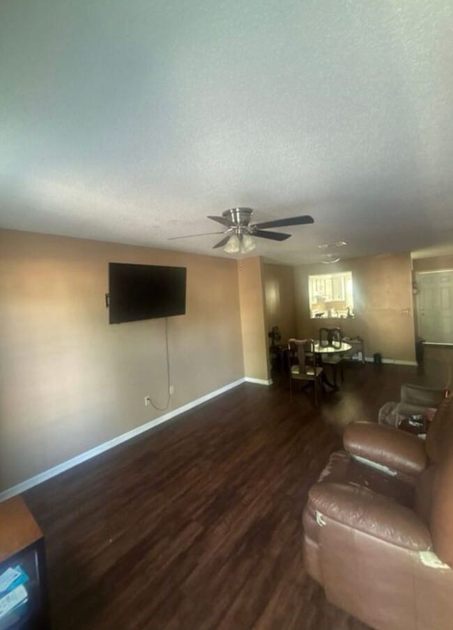 Building Photo - Condo 2 bedroom 1.5 bath In Florence Hoffmyer