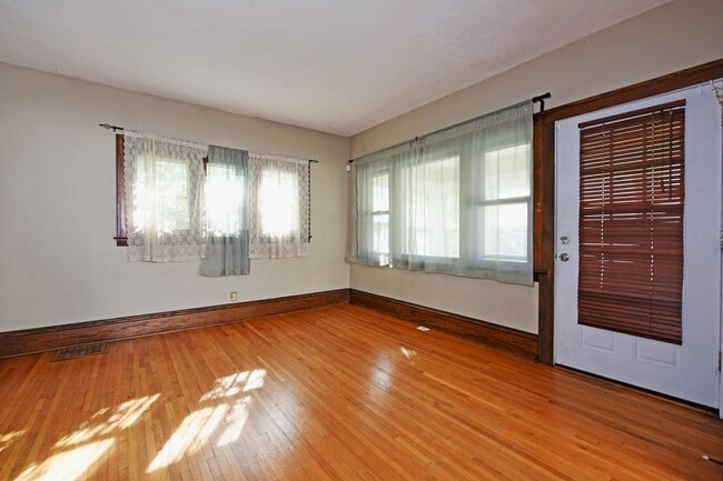 Building Photo - 130 W 44th St