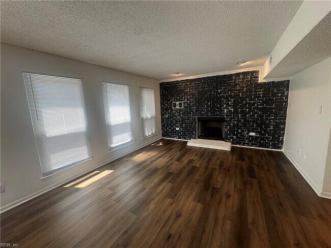 Foto del edificio - 4033 Foxwood Dr