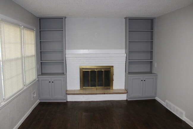 Building Photo - Spacious 5 Bedroom and 2 full bath home in...