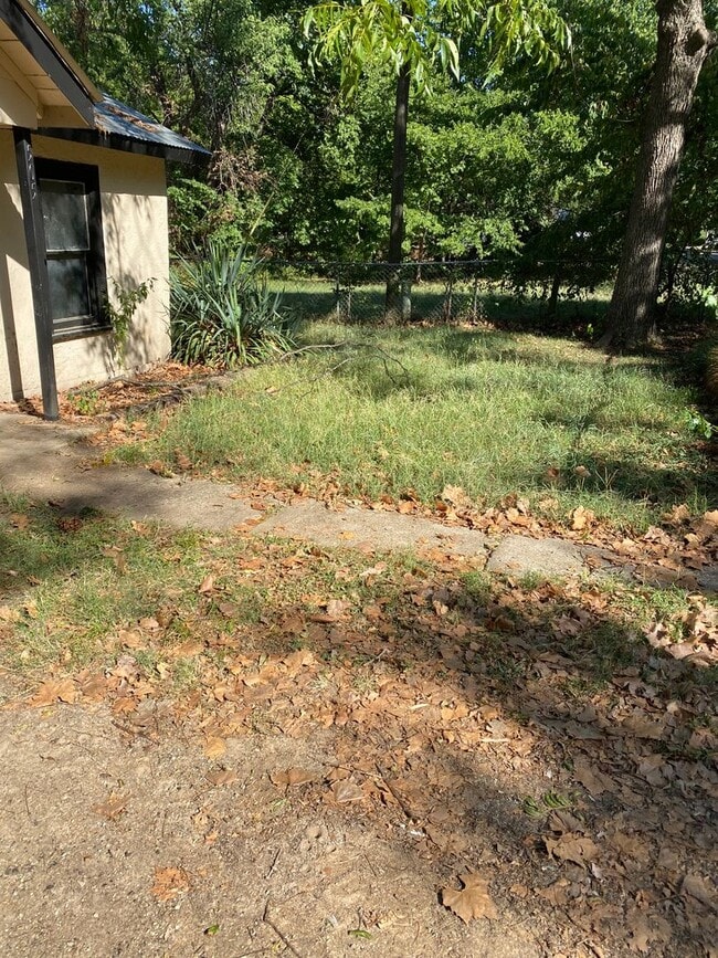 Building Photo - Two Bedroom One Bath