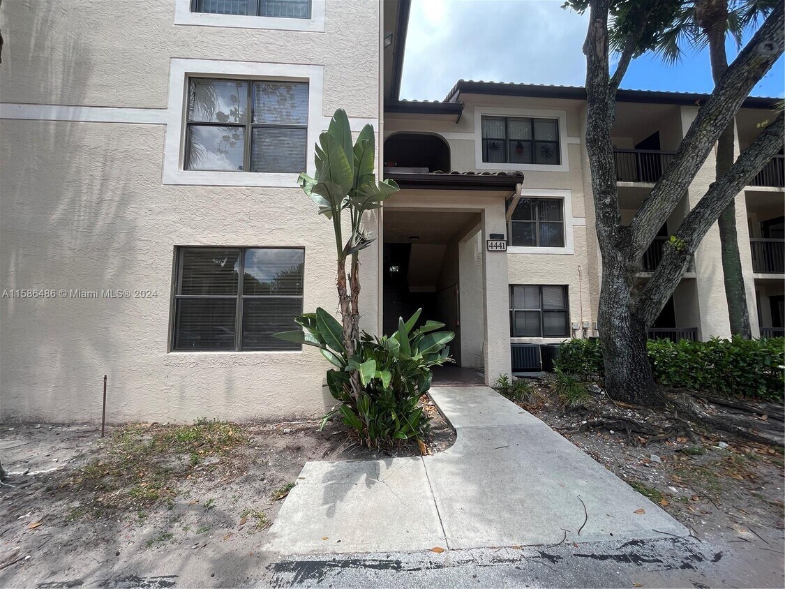 Foto principal - 4441 W McNab Rd