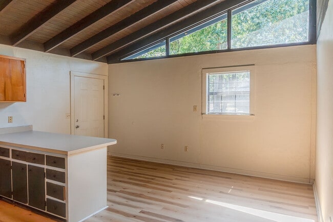 Building Photo - 1327 Linda Ann Dr