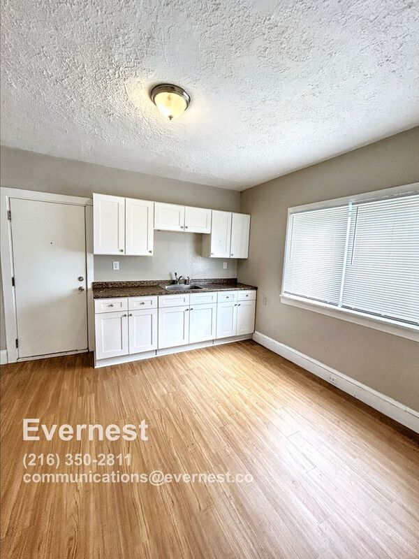 Foto del edificio - 11917 Forest Ave