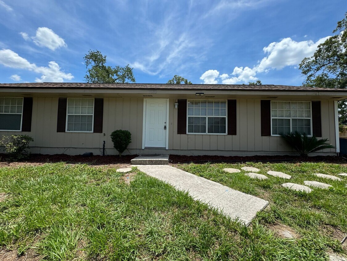 Foto principal - Move In Special! Coming Soon 4 Bed / 2 Bat...