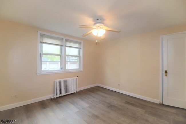 Foto del edificio - 592 Sherman Ave