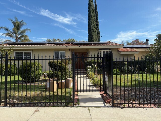 Building Photo - 10918 Reseda Blvd
