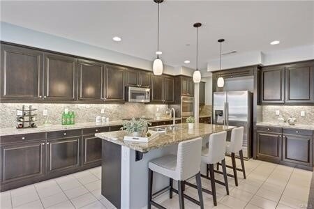 Foto del edificio - Elegantly Crafted & Tantalizingly Spacious...