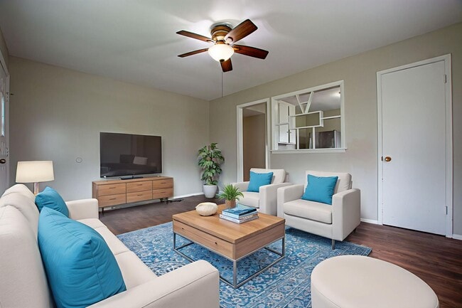 Building Photo - Cute 3 Bedroom / 1 Bath Home with Washer a...