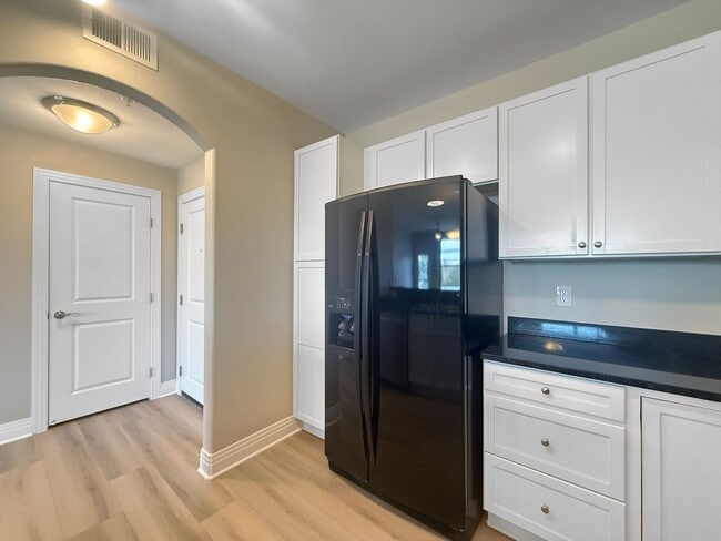 Building Photo - $0 DEPOSIT OPTION. UPDATED 2 BEDROOM CONDO...