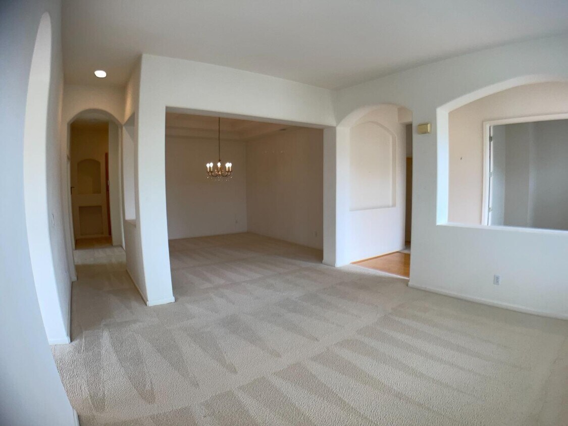 Foto principal - 9015 Village View Dr