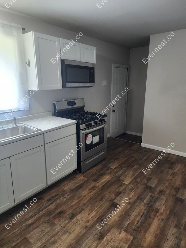 Building Photo - 212 Coburg Dr