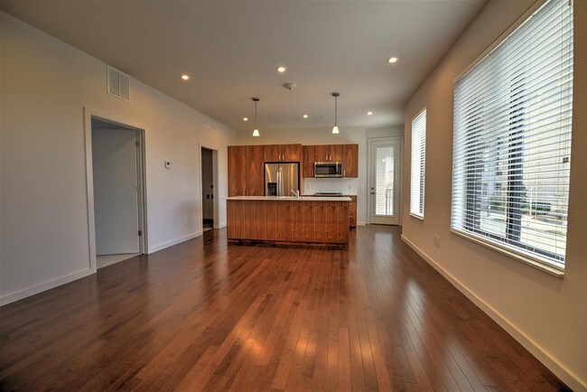 Building Photo - 627 Couch Dr