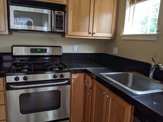 Building Photo - 1110 SW 170th Ave