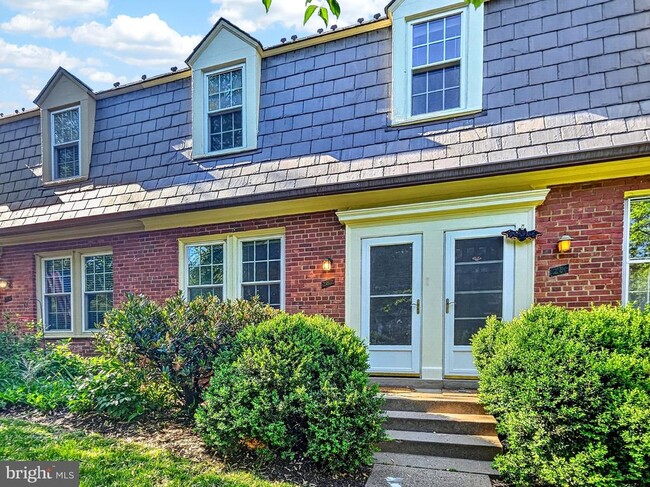 Building Photo - 1030 S Barton St