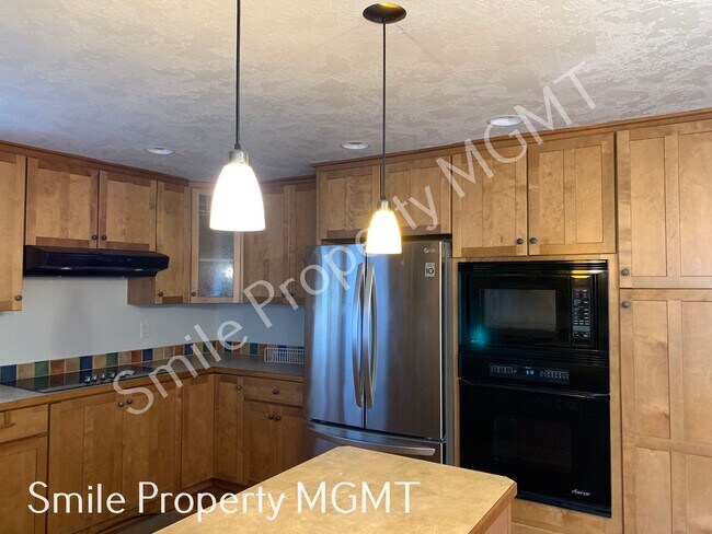 Building Photo - Spacious 5 bedrooms house in Beaverton