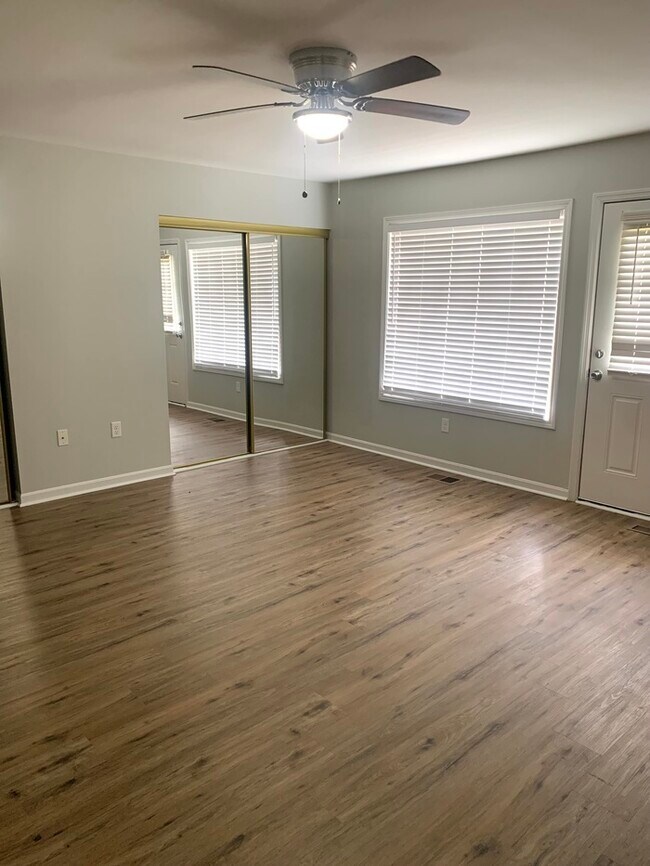 Building Photo - 3 Bedroom Townhome for Rent