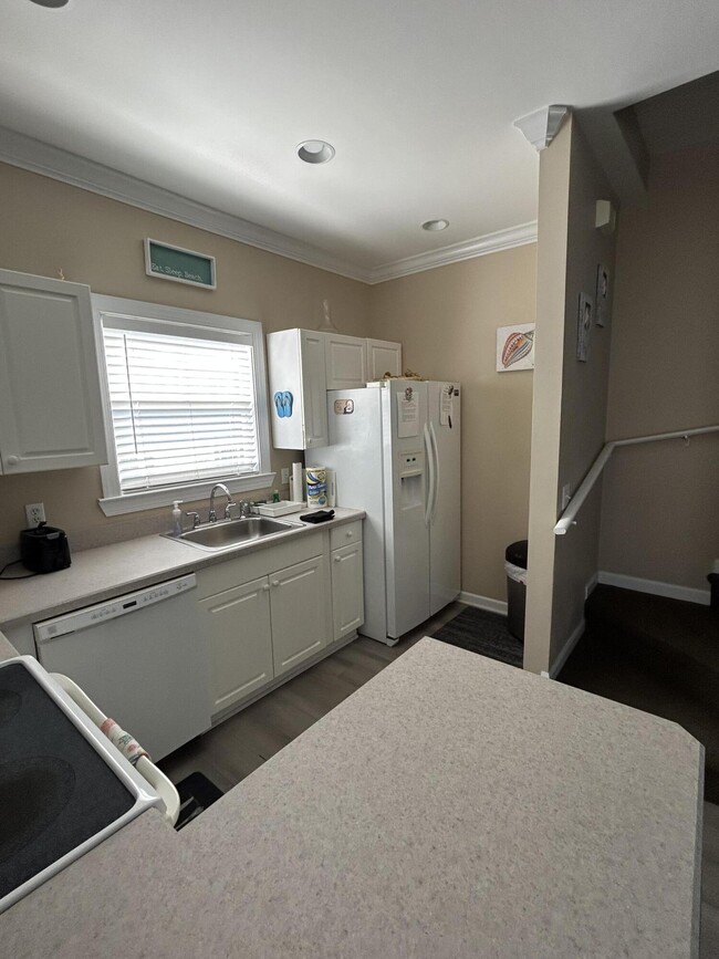 Building Photo - 35 Coral Way