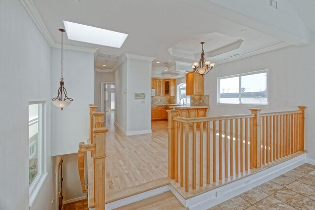 Foto del edificio - VERY BRIGHT, SPACIOUS & AIRY GOLDEN HILLS ...