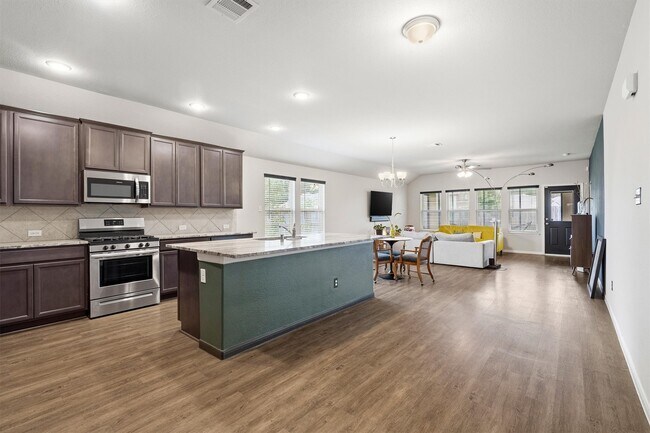 Foto del edificio - 6303 Cambrai Wood Ln