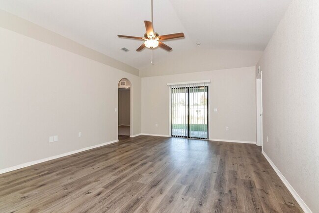 Foto del edificio - 8179 Woodvine Cir