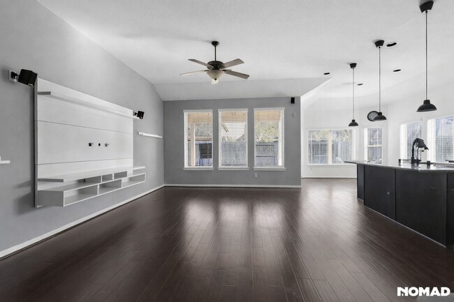 Building Photo - 2010 Silver Moon Dr